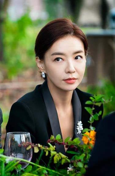 Pemain Drama Korea The World of the Married Park Sun Young