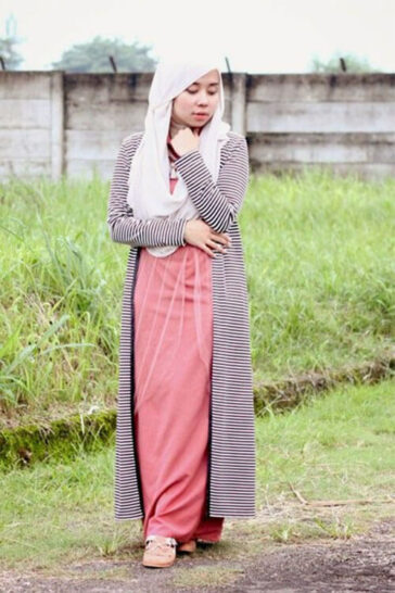 20 OOTD Cardigan Panjang Wanita Muslimah Model Hijab Terbaru